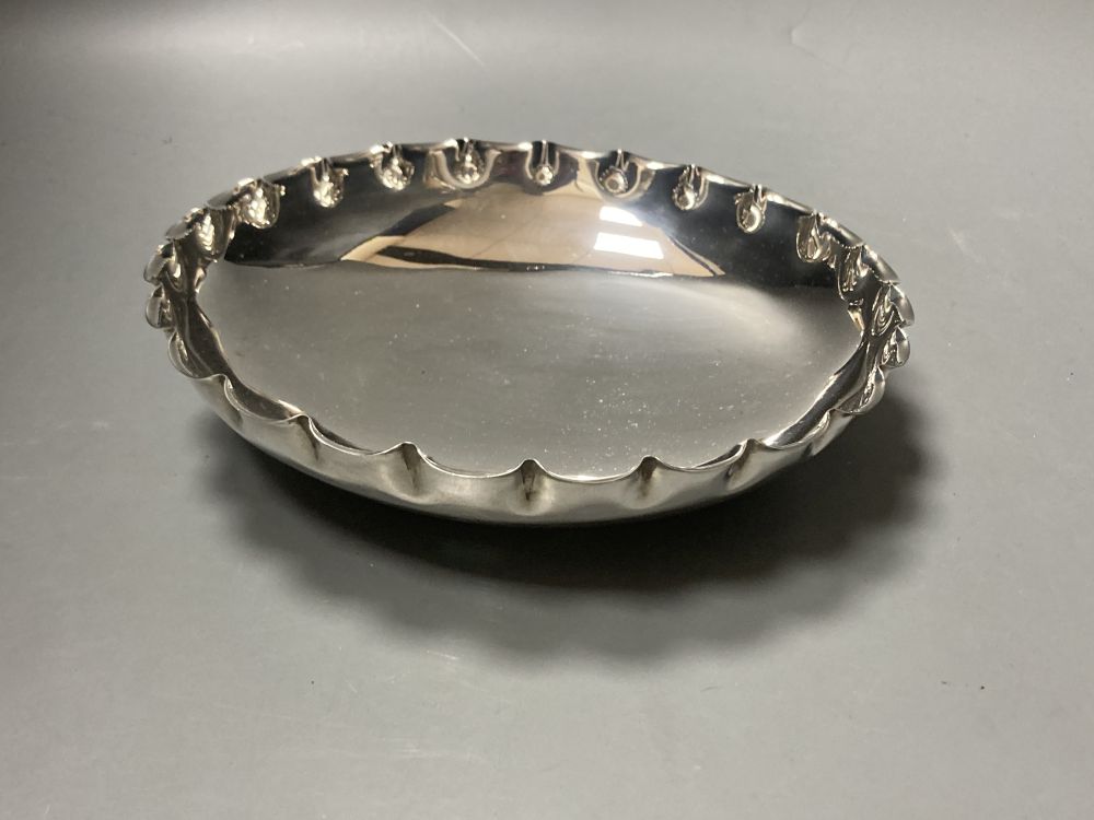 An Edwardian silver shallow bowl, with wavy rim, Alstons & Hallam, London, 1901, 21.3cm, 10.5oz.